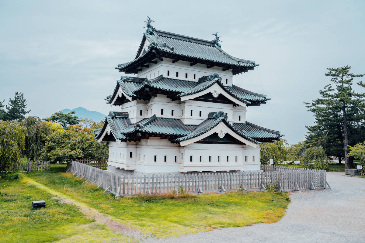 Japon : 1 800 Volontaires Déplacent Manuellement le Château de Hirosaki